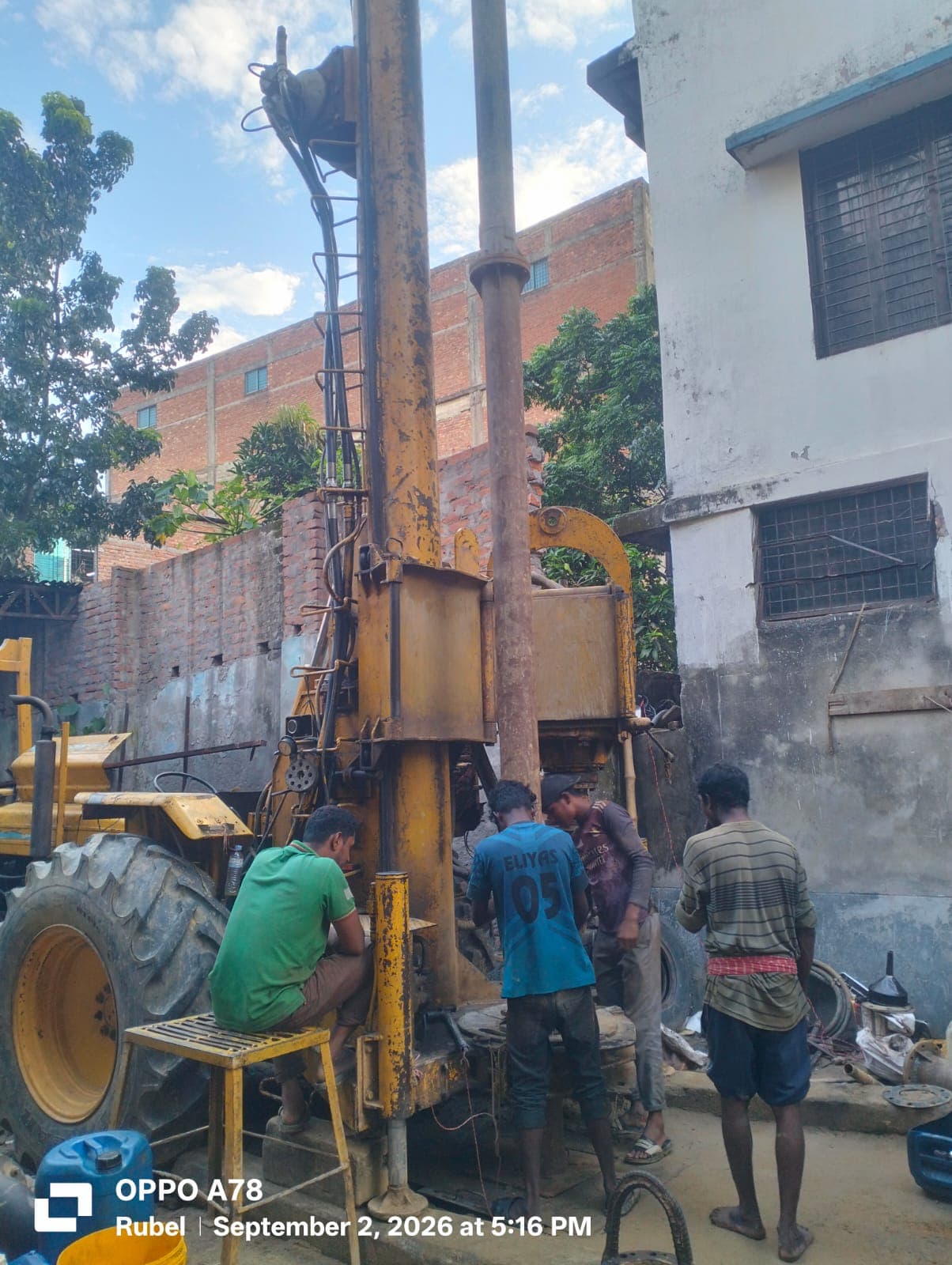 Drilling bit and bucket used for borehole excavation